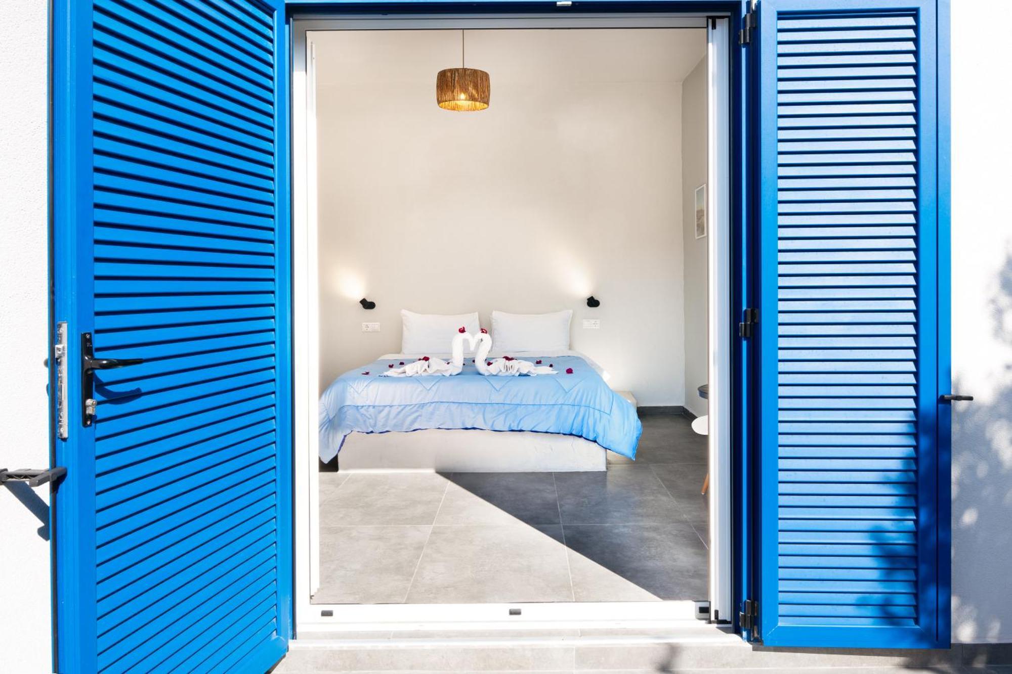 Aegean Blue Santorini Perissa Apartment Bagian luar foto