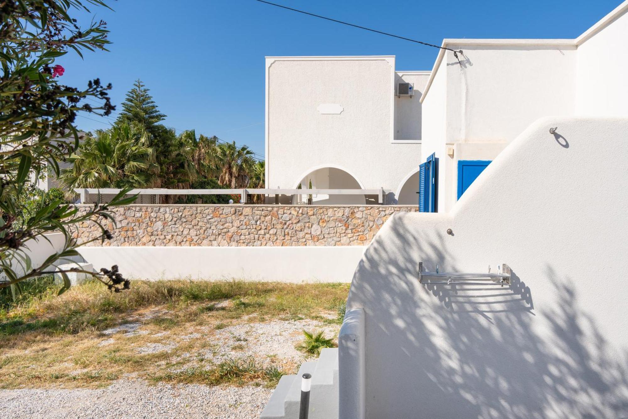 Aegean Blue Santorini Perissa Apartment Bagian luar foto