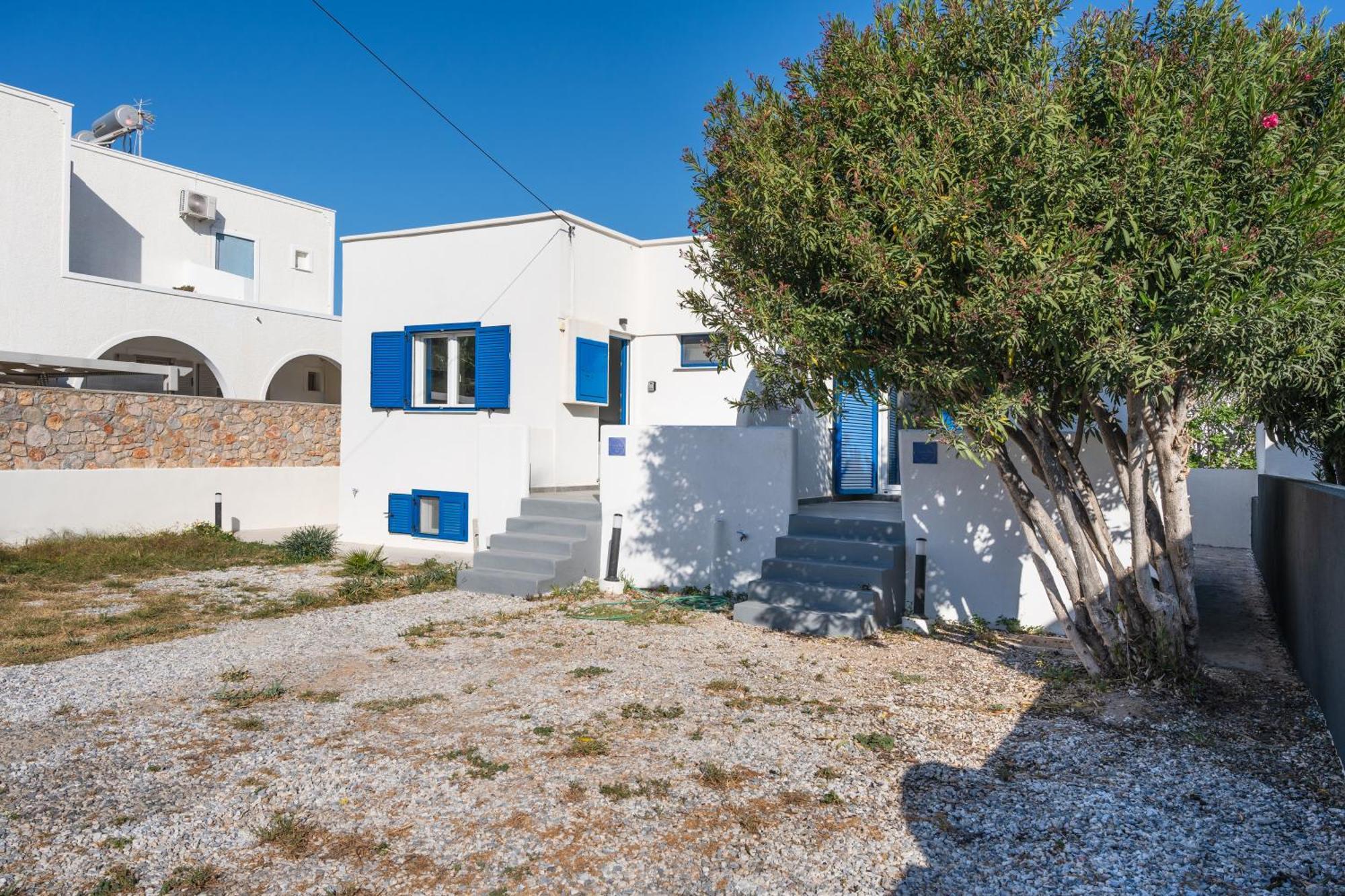 Aegean Blue Santorini Perissa Apartment Bagian luar foto